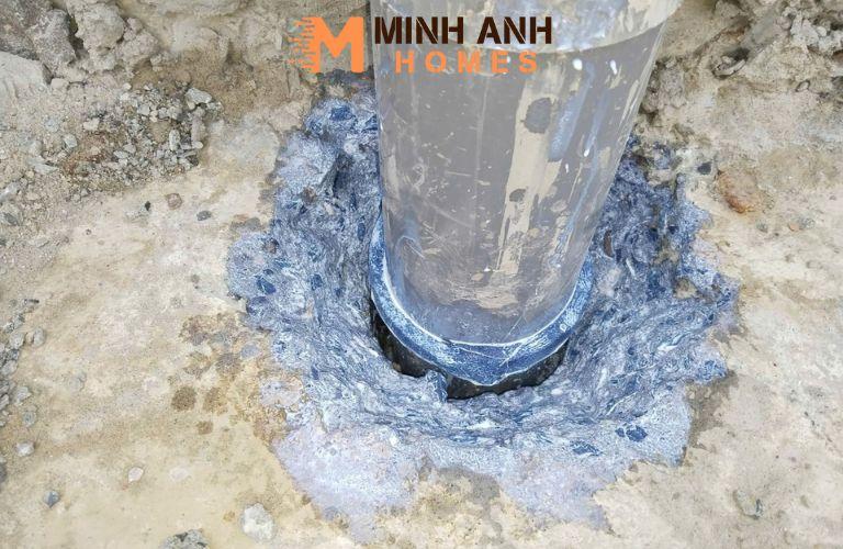 Bức ảnh cận cảnh quá trình hàn màng chống thấm HDPE chuyên nghiệp, cho thấy mối nối chắc chắn giữa các tấm bạt lớn, đảm bảo tính toàn vẹn của lớp chống thấm cho các dự án địa kỹ thuật.